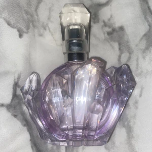 REM från Ariana Grande - En 30 ml parfym som är oanvänd. Original pris 525kr. Toppnoter: Kvitten, Fikon, Salt Karamell, Marshmallow.                                          Hjärtnoter: Lavendel, Päronblom.           Basnoter: Tonkaböna, Vit Mysk, Sandelträ 💘