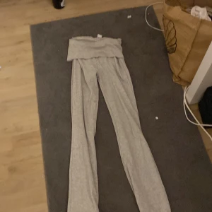 Grå yoga byxor från Lindex - Säljer ett par grå byxor från Lindex i storlek 158. Byxorna är ribbade 