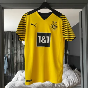 Dortmund tröja (Haaland) - Säljer äkta Dortmund tröja köpt för kanske 2 år sedan från unisport. Nypriset är cirka 1200 med tryck och allt. Tröjan har enbart hängt på väggen och är aldrig använd. Hör av dig vid övriga frågor;)
