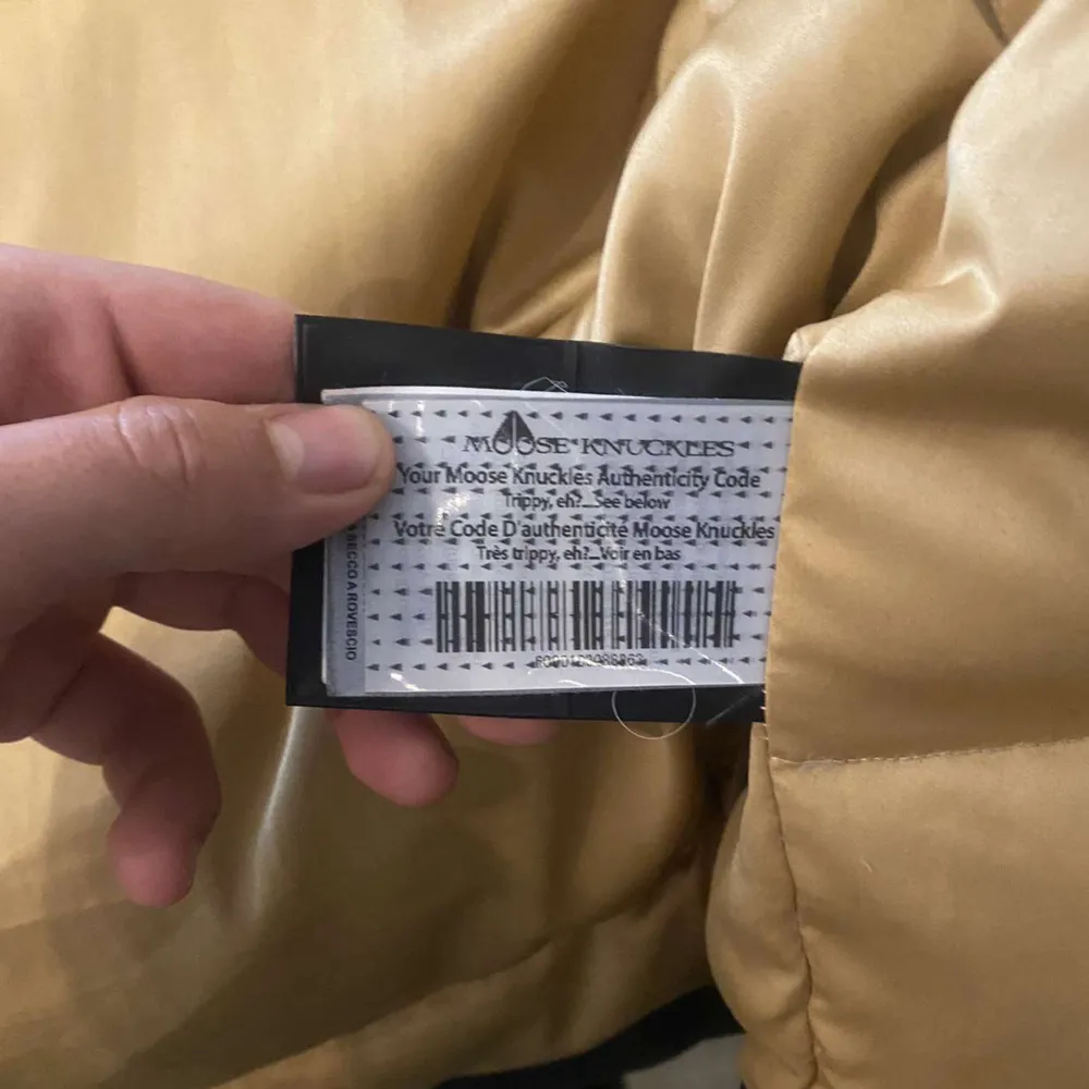 Säljer min mosse jacka då jag inte använder den längre. Den är i topp skick inga fel på den. Den har varit ner packad i ett par år det är den gamla modellen som inte säljs längre. Pris kan diskuteras . Takit.