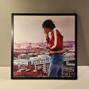 Håkan Hellström - Affisch, 31.5x31.5  - Håkan Hellström - 2 steg från paradise albumaffisch, 31.5x31.5   Helt ny - Passar bra i IKEAs tavelram Lomviken!  Skickas i papprulle - Ramen ingår inte!