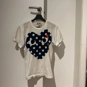 CDG T-Shirt - CDG T-shirt | Storlek S | Inga defekter | Hör av dig vid minsta lilla fundering 💭 |