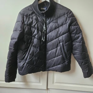 Svea vår/höstjacka nyskick  - Svart svea jacka i nyskick strl L men passar en som har M också. Den enda deffekten är att det är ett litet hål i fickan som går att laga, se sista bild.  Nypris 1399 kr