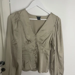 Bege blus - Säljer denna jätte fina blusen som jag bara har använt 2 gånger 💗