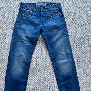 Replay jeans - Säljer ett par snygga blå jeans från Replay i modell Ronas. Jeansen är i väldigt bra skick och har inga tecken på användning. Det är storlek W29/L34. Vid fler frågor eller funderingar är det bara att höra av sig👍😁