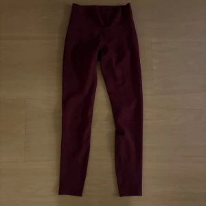 Vinröda leggings från Aim'n - Snygga vinröda leggings från Aim'n med hög midja. Perfekta för träning eller en avslappnad dag. Tillverkade i ett stretchigt material för bästa komfort. Passar både xxs och xs