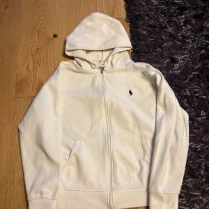 Polo Ralph lauren zip - Säljer min polo zip som inte kommer till användning. Om du är intresserad är det bara att höra av dig. 