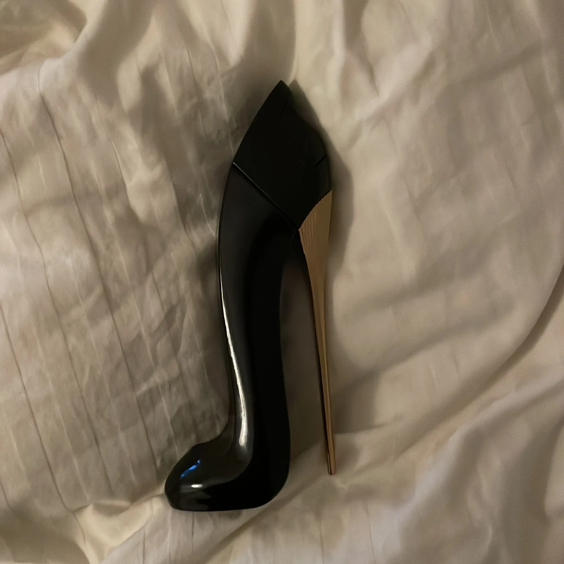 Svart högklackad parfymflaska
