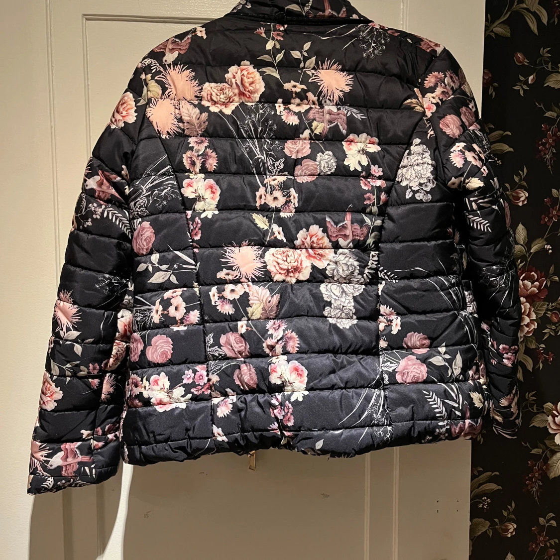 Blommig pufferjacka - 90