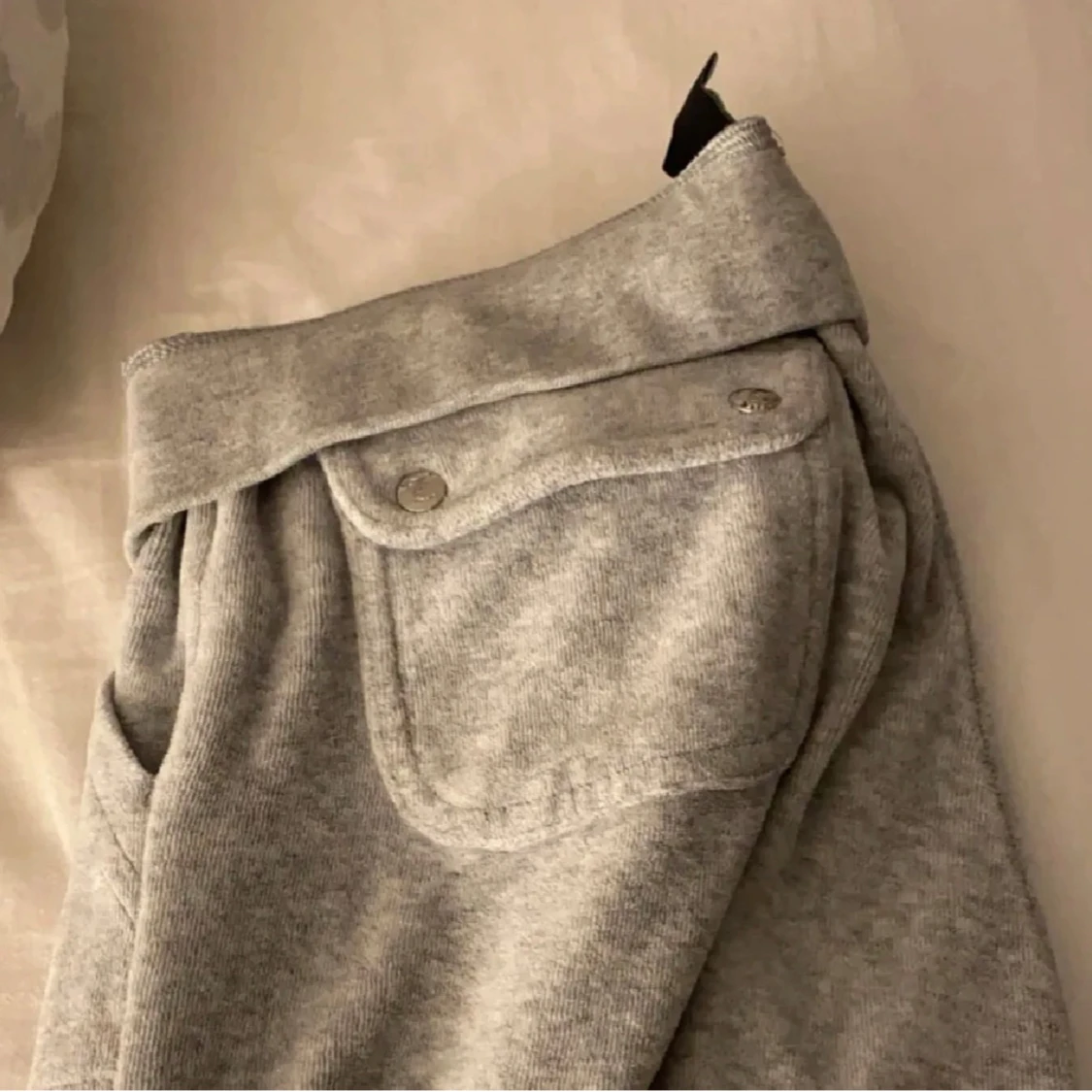 Ljusgrå juicy couture byxor  - 92