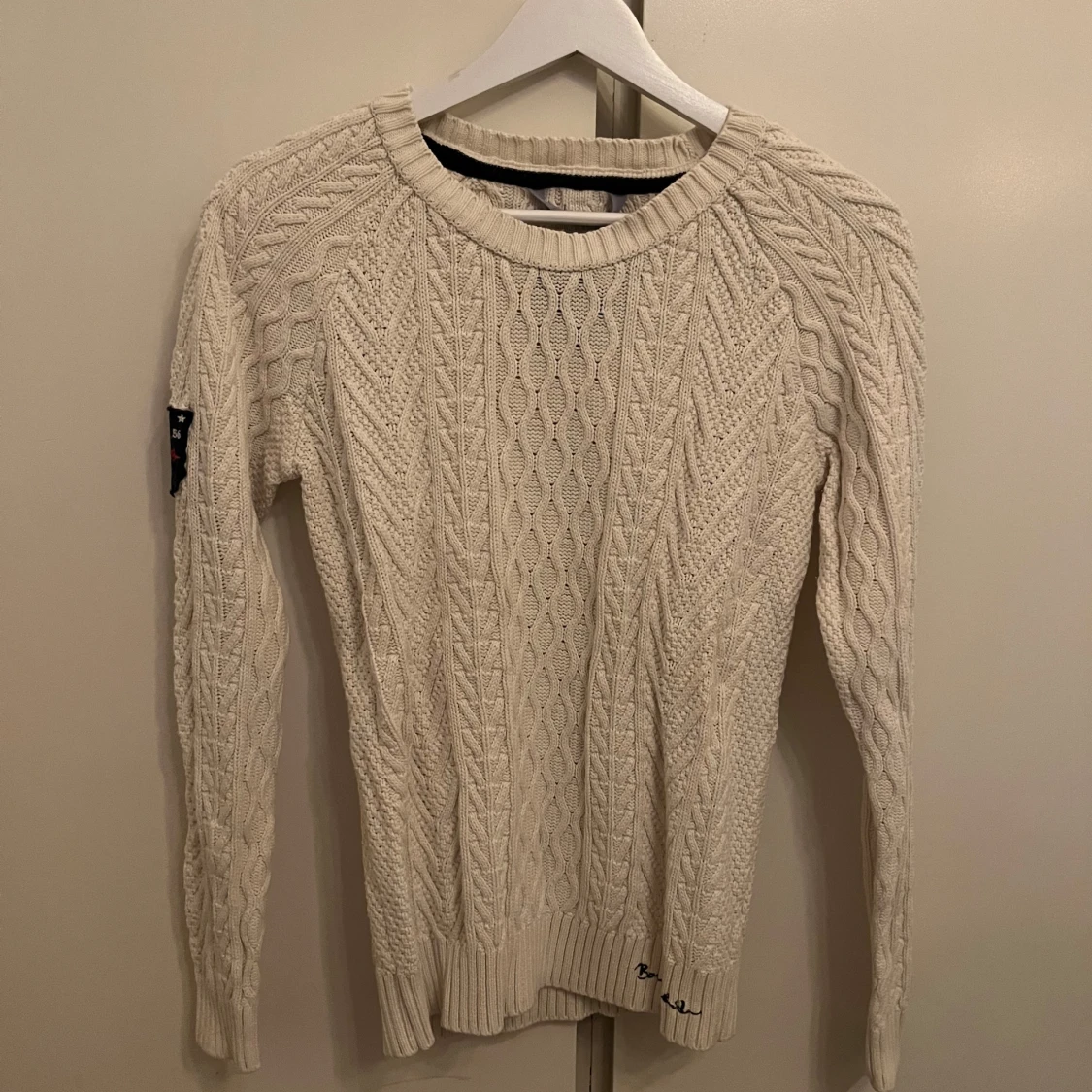 Vit stickad tröja från Bondelid