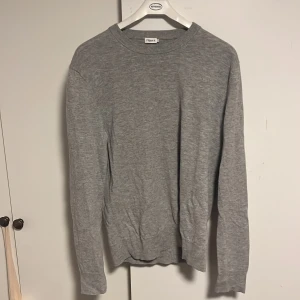 Tröja från Filippa K stl M - Säljer nu denna tröja från Filippa K i stl M. Tröjan är i mycket fint skick och har inga skador eller slitningar. Jag är 190 cm. Vid fråga är det bara att skriva. 