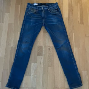 Replay Anbass - As feta replay anbass jeans I väldigt stretchigt material. Har några slitningar som jag själv har gjort för en feta look. Slim fit. Hör av er vid fler frågor! 