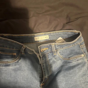 Blå skinny jeans  - Snygga blå skinny jeans från Cubus i storlek S/32. De har en klassisk femficksdesign med dragkedja och knapp framtill. 