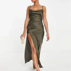 Olivgrön långklänning med slits - Elegant olivgrön långklänning i satin med smala axelband och en djärv slits. 