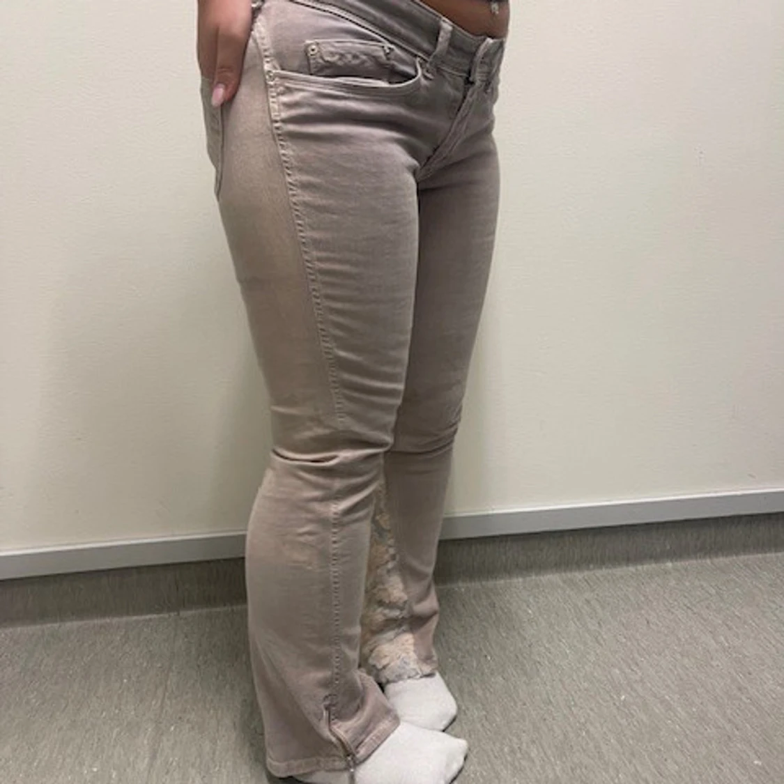 Beige jeans med spetsdetalj - 90