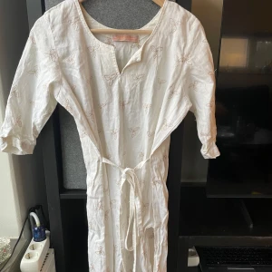 Secondhand klänning broderad - Köpt här på Plick