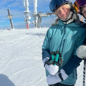 Blå skidjacka från Haglöfs <3 - Säljer min super fina och sååå sköna skidjacka från haglöfs. Köpte den ny för två vintrar sen för 3000 kr och har bara använt den Max 4 gånger så inte defekter alls. Super skön, varm och perfekt att åka skidor i då den verkligen har allt man behöver, se bilder! Säljer den då jag ej kommer ha användning för den framöver 🥰 pris går att diskuteras