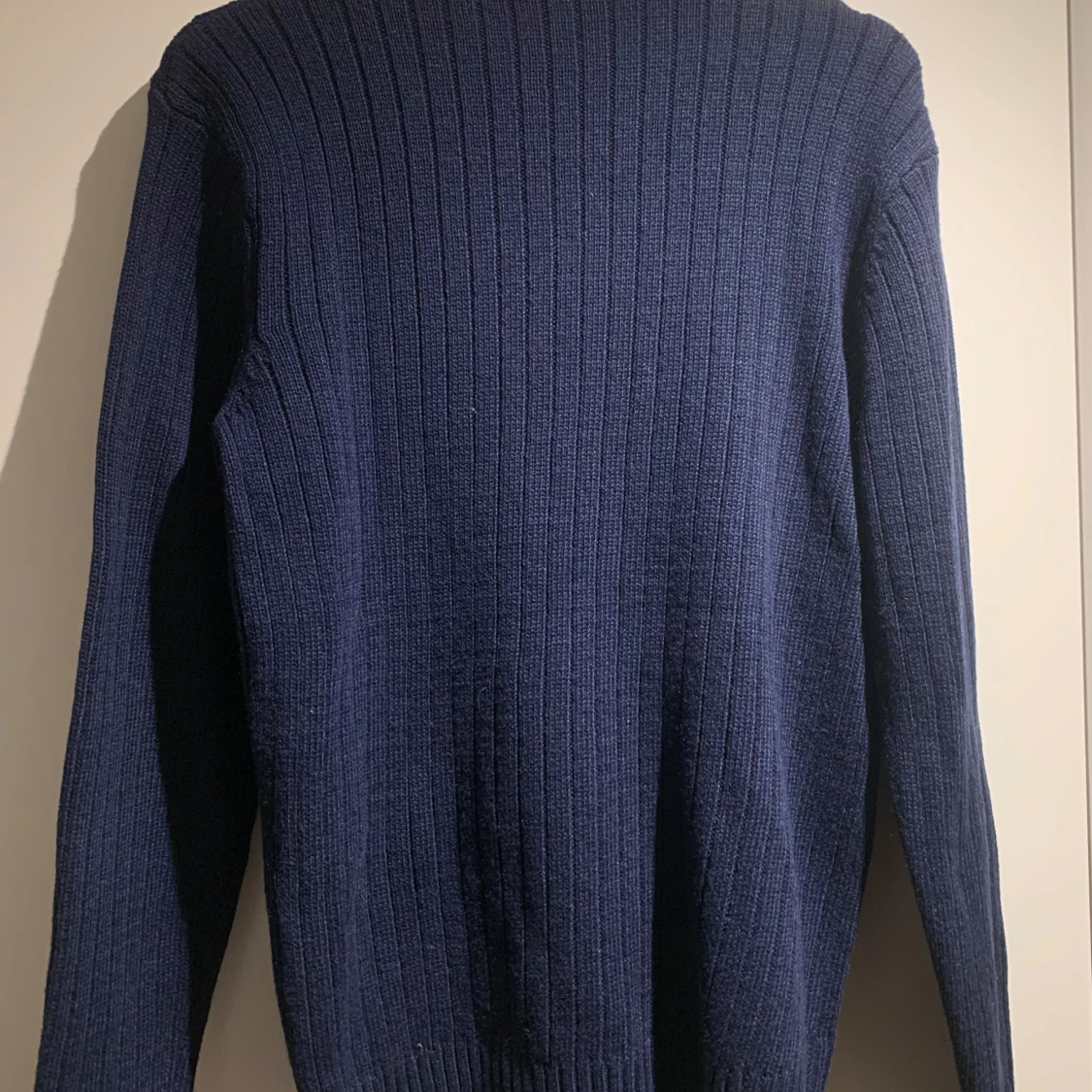 Mörkblå stickad tröja från Kappahl - 90