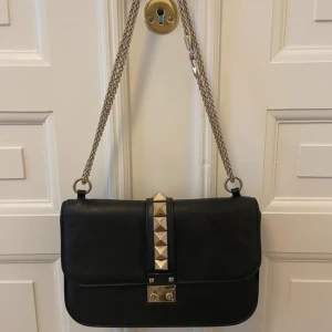 Valentino glam lock bag - INTRESSEKOLL! Jättefin Valentino glam lock bag i färgen svart med guld detaljer. Jättefint skick!💗