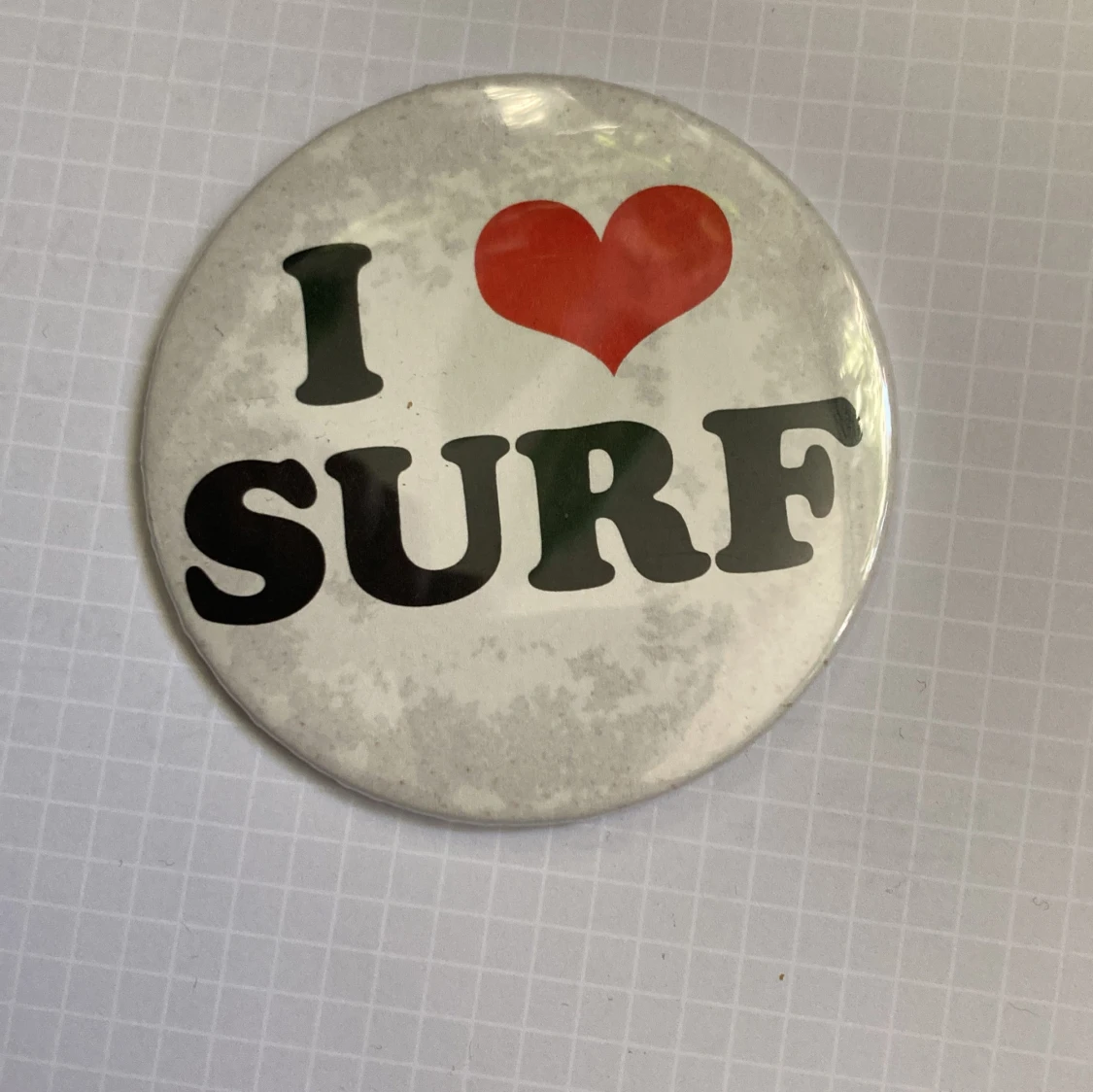 Japansk STOR knapp / pin med texten 'I ❤️ SURF' - 90