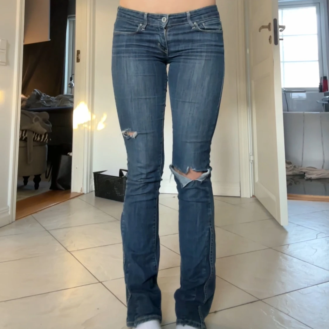 Blå bootcut jeans med hål