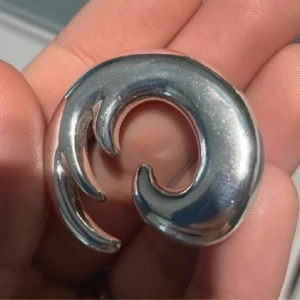 Silver örhängen  - Snygga silver örhängen från HM, bra skick och används inte längre. Köpta för 250kr 