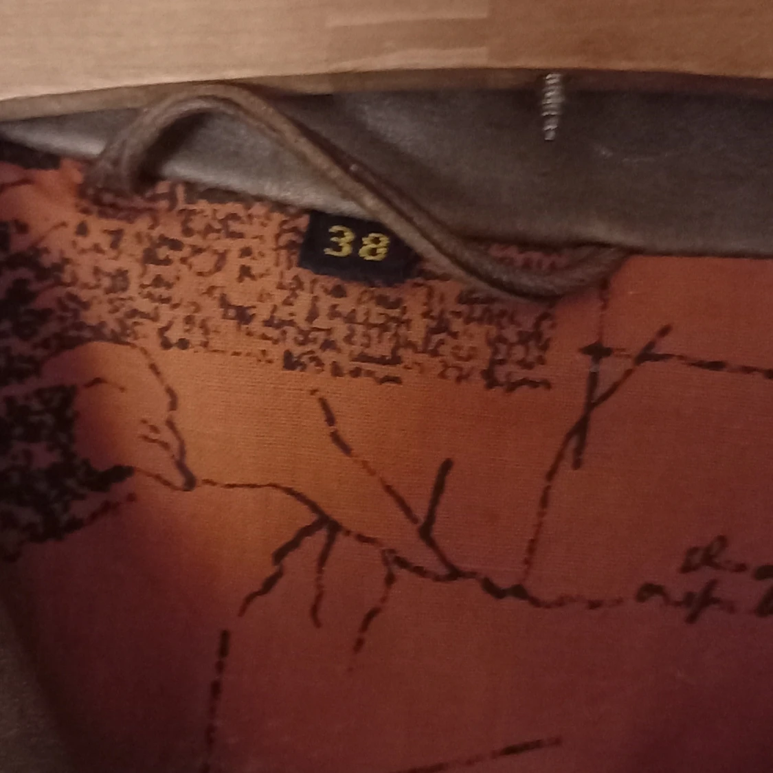 Brun skinnjacka med mönstrat foder - 92