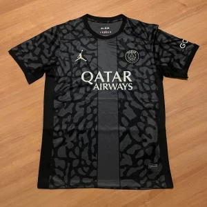 Svart PSG fotbollströja  - Säljer min svarta PSG Jersey som är använd ett fåtal gånger. Storlek M. Priset är inte hugget i sten