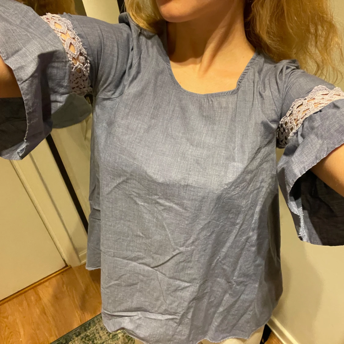 Blå blus med spetsdetaljer