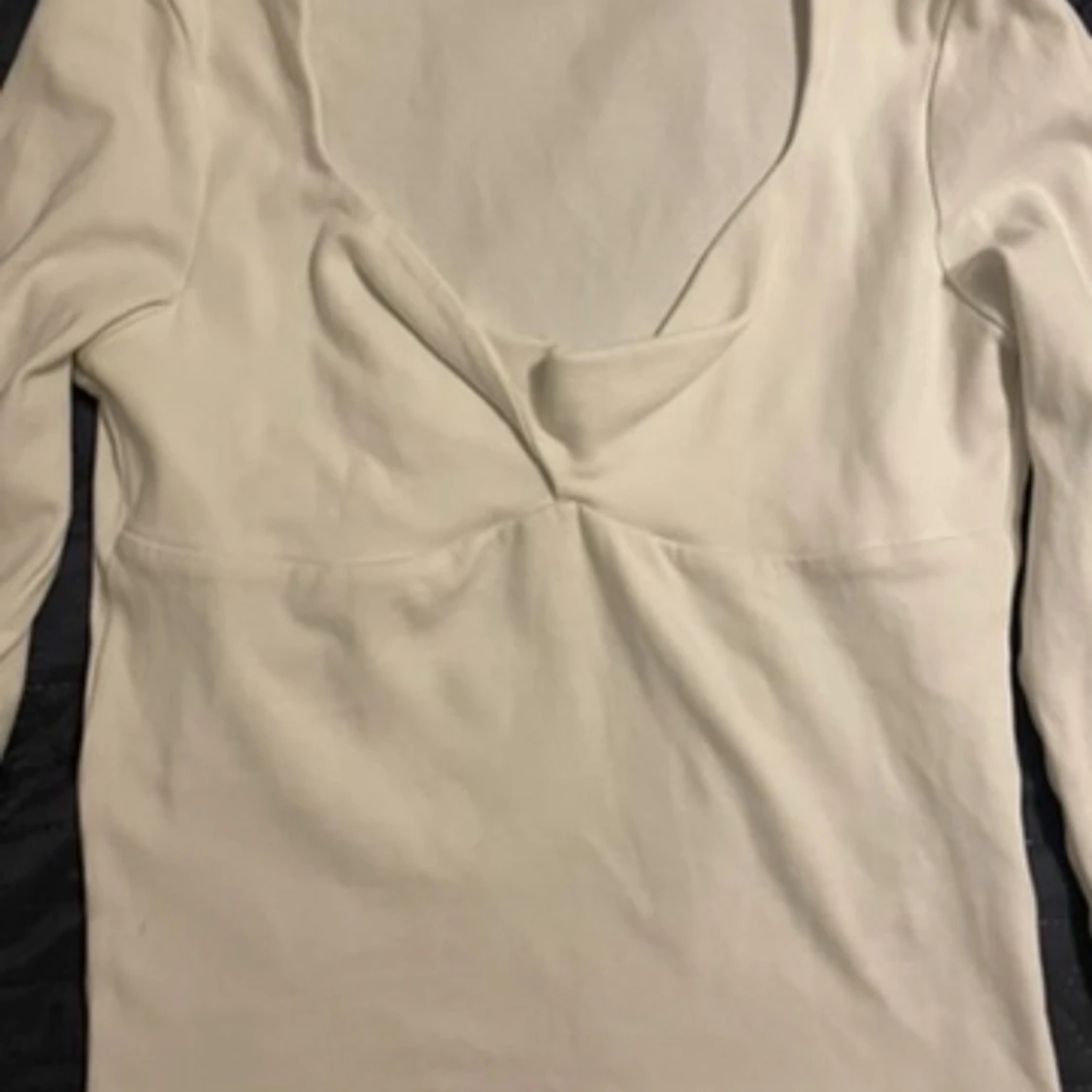 Vit långärmad topp med v-ringning