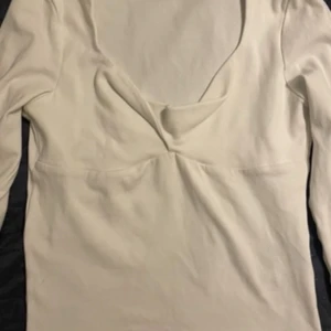 Vit långärmad topp med v-ringning - Säljs då den inte kommer till användning längre!