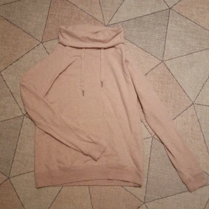 Hoodie med krage - En rosa hoodie med krage och ficka på magen. I storlek XS. Den är secondhand men aldrig använd av mig. Säljer på grund av att den inte används.✨️
