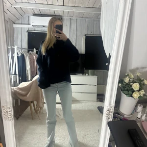 Marinblå stickad tröja - Säljer en mysig marinblå stickad tröja med lång ärm. Perfekt för kyliga dagar och enkel att matcha med olika outfits. Tröjan har en avslappnad passform och är ett måste i garderoben.