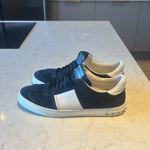Valentino flycrew  - Säljer nu dessa mörkblåa valentino flycrew dom är i väldigt bra skick bara att två spikar är borta men dom är fortfarande i jätte bra skick jag tvättar dom innan och har ni några frågar äre bara att skriva✌️✌️