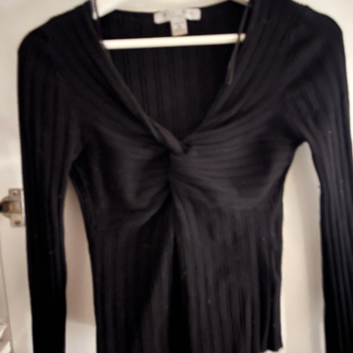 Svart ribbad tröja med knutdetalj