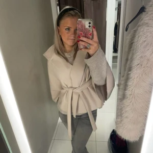 ”Poncho Blair” - Jätte snygg kappa / poncho från Missäy som är slutsåld ! Använd 1 gång endast så i nyskick 🤍 