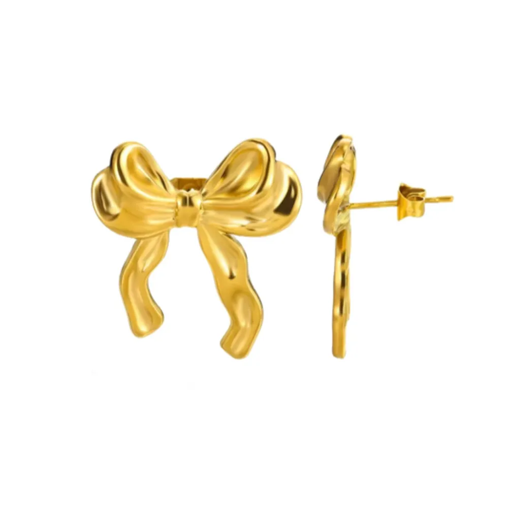 Supersöta rosettörhängen från Molli Jewelrys Juni-kollektion. Materialet är rostfritt stål, och de finns i både silver och guld. Alla smycken kostar 89kr/ st!💛🤍Frakt, frimärke 22kr. Asusteet.