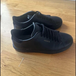 Svarta sneakers från Axel Arigato - Snygga svarta sneakers från Axel Arigato med stilren design och snörning. Perfekta för en minimalistisk look. Arigato clean 90