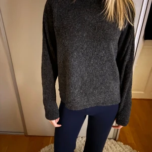 Mörkgrå stickad - mörkgrå stickad tröja