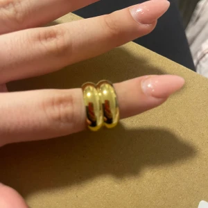 Guldig ring  - Guldig populär ring i stainless steel/rostfritt stål. Storlek 17mm. Aldrig använd💓