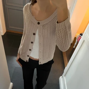 Beige stickad kofta  - Beige kofta från H&M i storlek M, skulle säga att den även passar S. Fint skick. Använd gärna köp nu!