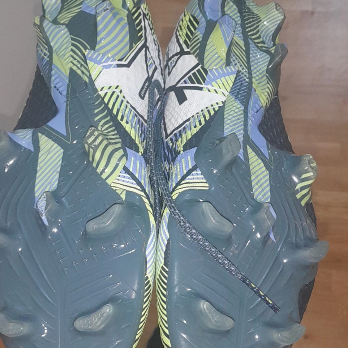 Färgglada fotbollsskor med mönster - 92