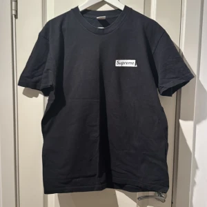 Supreme Spiral Tee - Condition 5/10, Nypris: 1500. Säljs för: 399