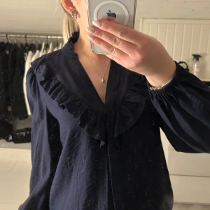 Mörkblå blus med volanger - Såå fin blus i storlek xs men passar s, använd endast en gång! Inga täcken på användning🤍 super fin med ditaljer på, pris 349kr kom privat för mera bilder osv 