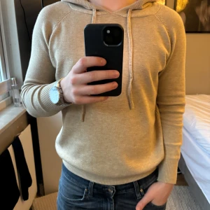 Beige hoodie stickad - Säljer denna riktigt feta stickade hoodien som är riktigt skön. Passar skitbra till alla tillfällen.  Pris kan diskuteras