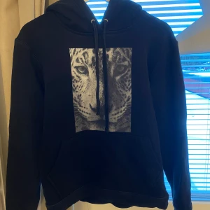 Svart hoodie  - En av svart hoodie jag själv köpt från plick, då den typ aldrig kommit till användning ifrån mig och inget som syns att den varit använd, normal i sin storlek 🥰