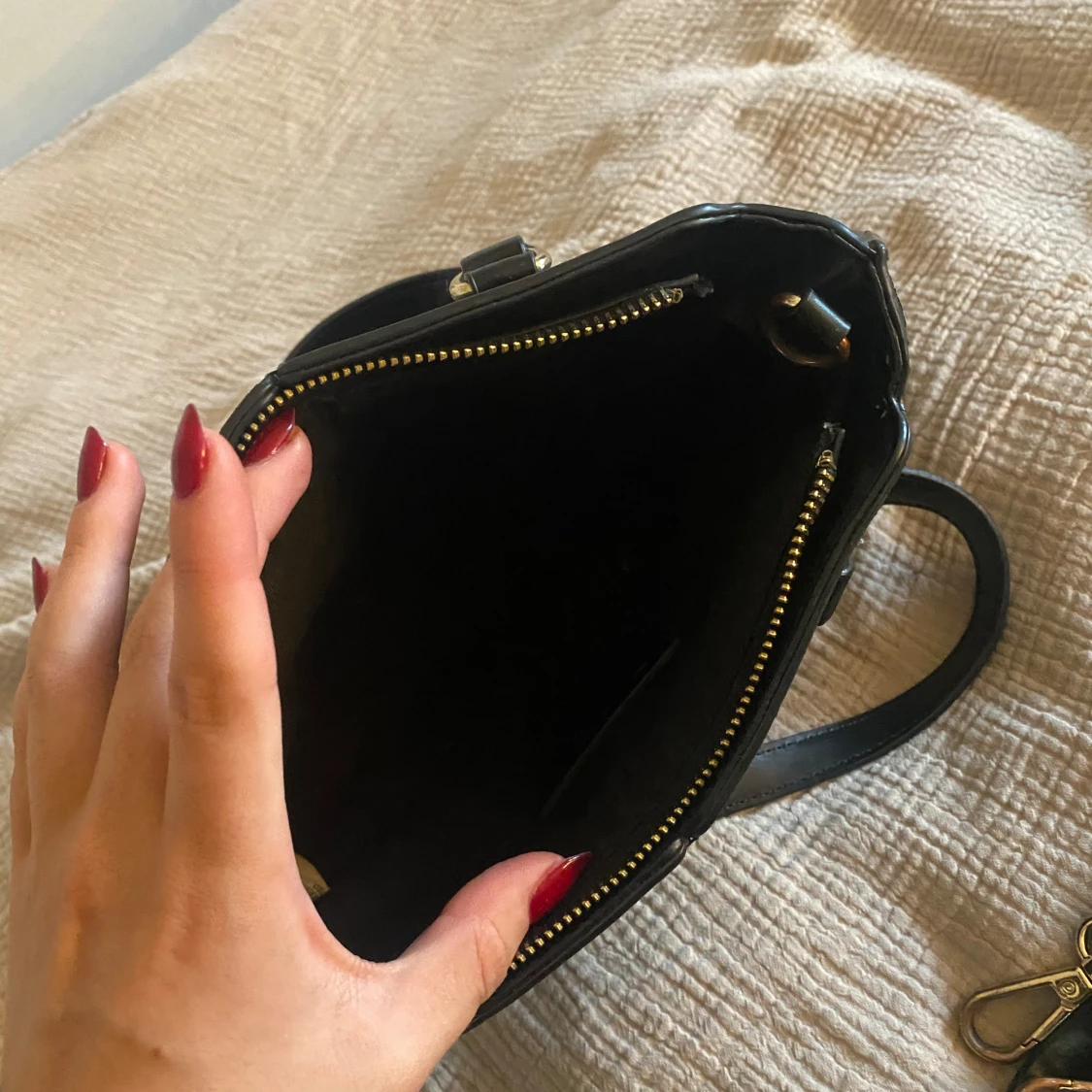 Svart axelväska med dragkedja - 91