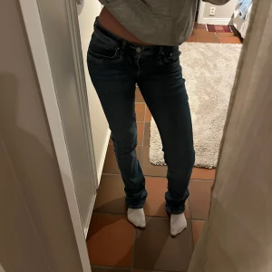 Mörkblå ltb jeans - Snygga ltb jeans i modellen valerie strl W-25 L-36.❤️240kr snabbt köp❤️