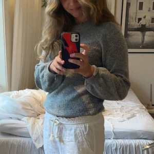 Grå stickad tröja från Object - Mysig grå stickad tröja från Object. Perfekt för kyliga dagar med sin mjuka och bekväma design.